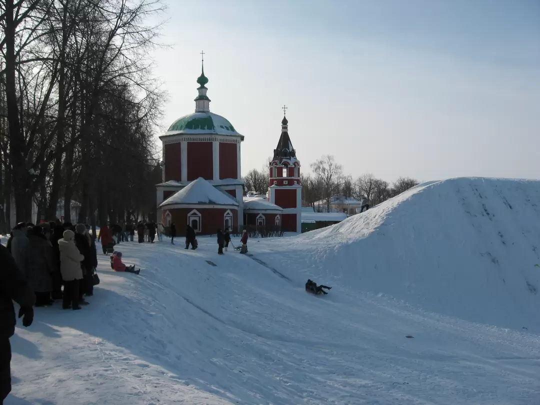 Зимние забавы в Суздале и Успенская церковь в Кремле Зимние забавы в Суздале и Успенская церковь в Кремле