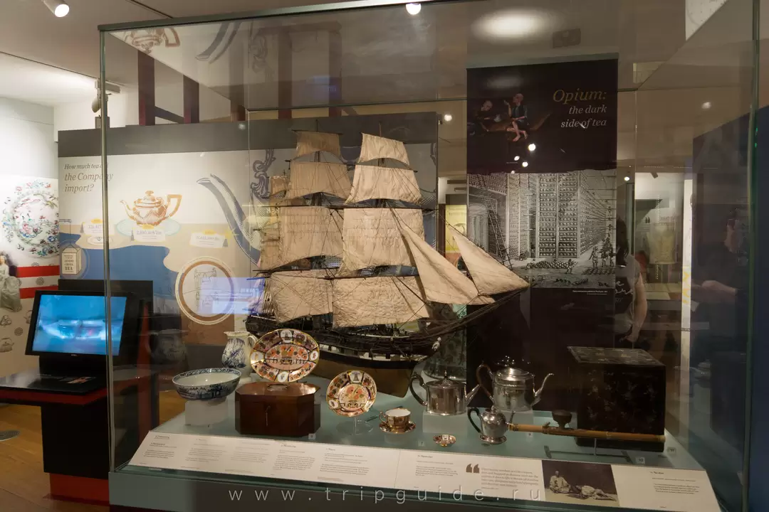 Модель торгового корабля, около 1840 г., масштаб 1:48 — огромное количество таких судов было построено на Темзе. Они использовались в чайной торговле до открытия Суэцкого канала в 1869 году Модель торгового корабля, около 1840 г., масштаб 1:48 — огромное количество таких судов было построено на Темзе. Они использовались в чайной торговле до открытия Суэцкого канала в 1869 году