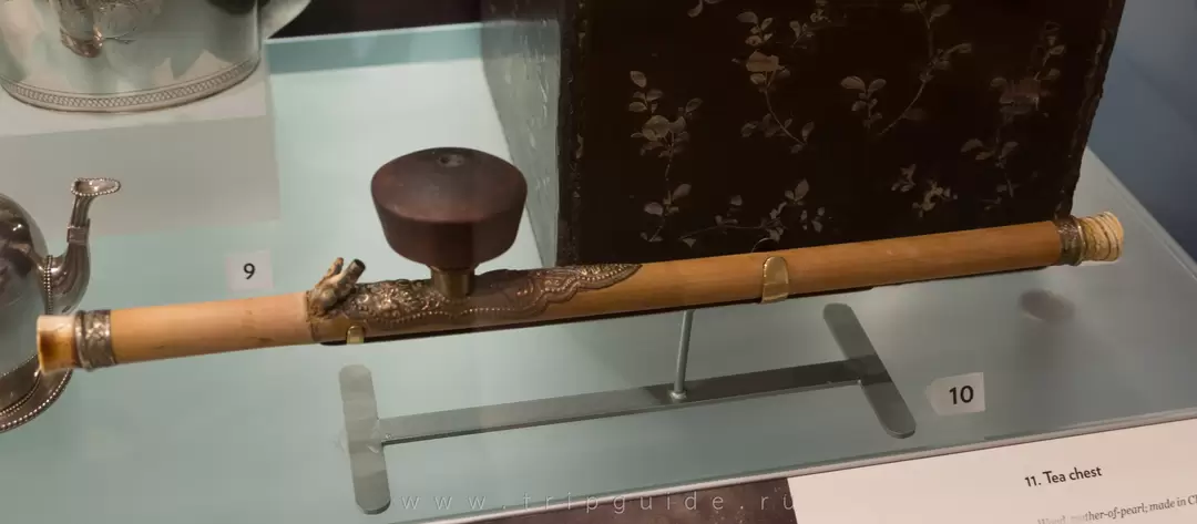 Трубка для опиума, Китай, около 1900 г. Курение опиума было незаконно в Китае, но спрос породил его импорт из Индии. Эта незаконная торговля была тёмной стороной приобщения Британии к индийскому чаю Трубка для опиума, Китай, около 1900 г. Курение опиума было незаконно в Китае, но спрос породил его импорт из Индии. Эта незаконная торговля была тёмной стороной приобщения Британии к индийскому чаю