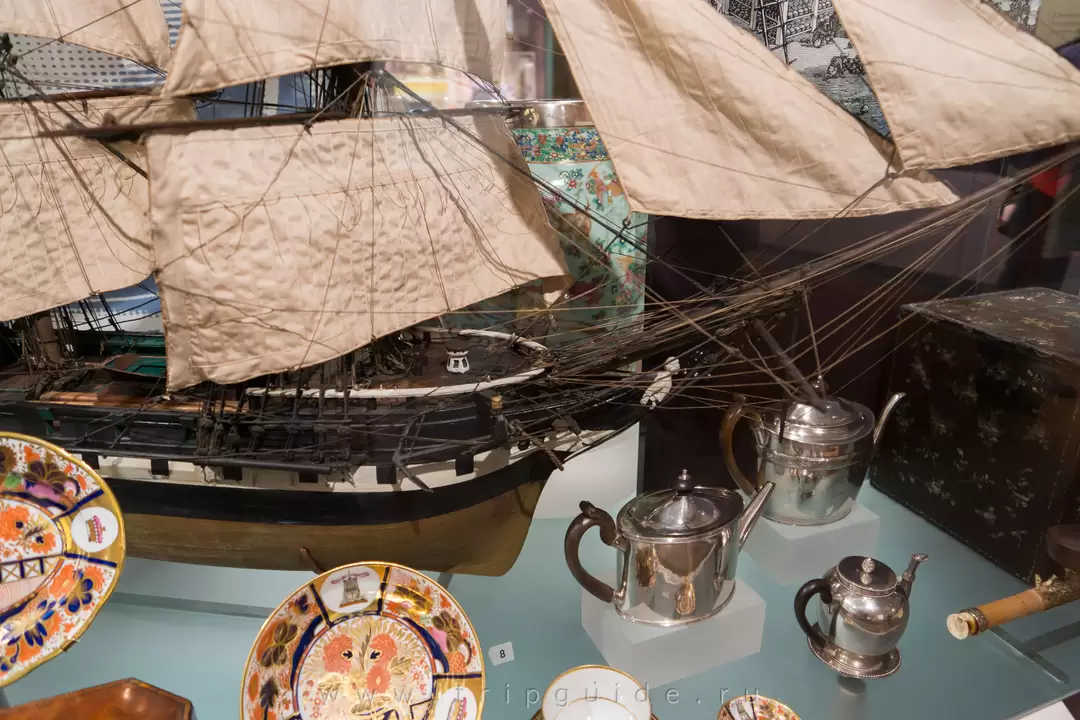 Модель торгового корабля, около 1840 г., масштаб 1:48 — изображает корабль длиной 46 м, шириной 7,5 м и водоизмещением 900 тонн Модель торгового корабля, около 1840 г., масштаб 1:48 — изображает корабль длиной 46 м, шириной 7,5 м и водоизмещением 900 тонн