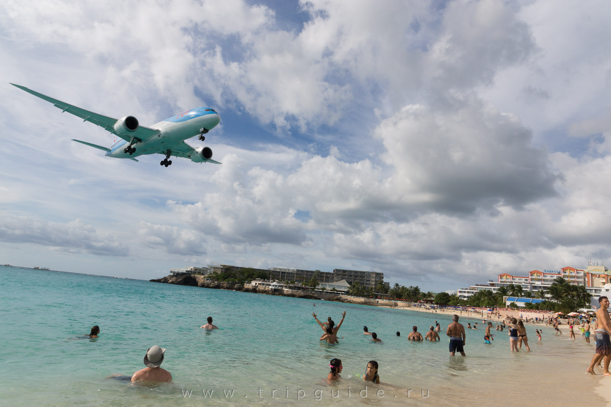 Самолет бич. Пляж махо на острове сен-Мартен. Самолет над пляжем. Пляж с самолетами. Адлер самолеты над пляжем.