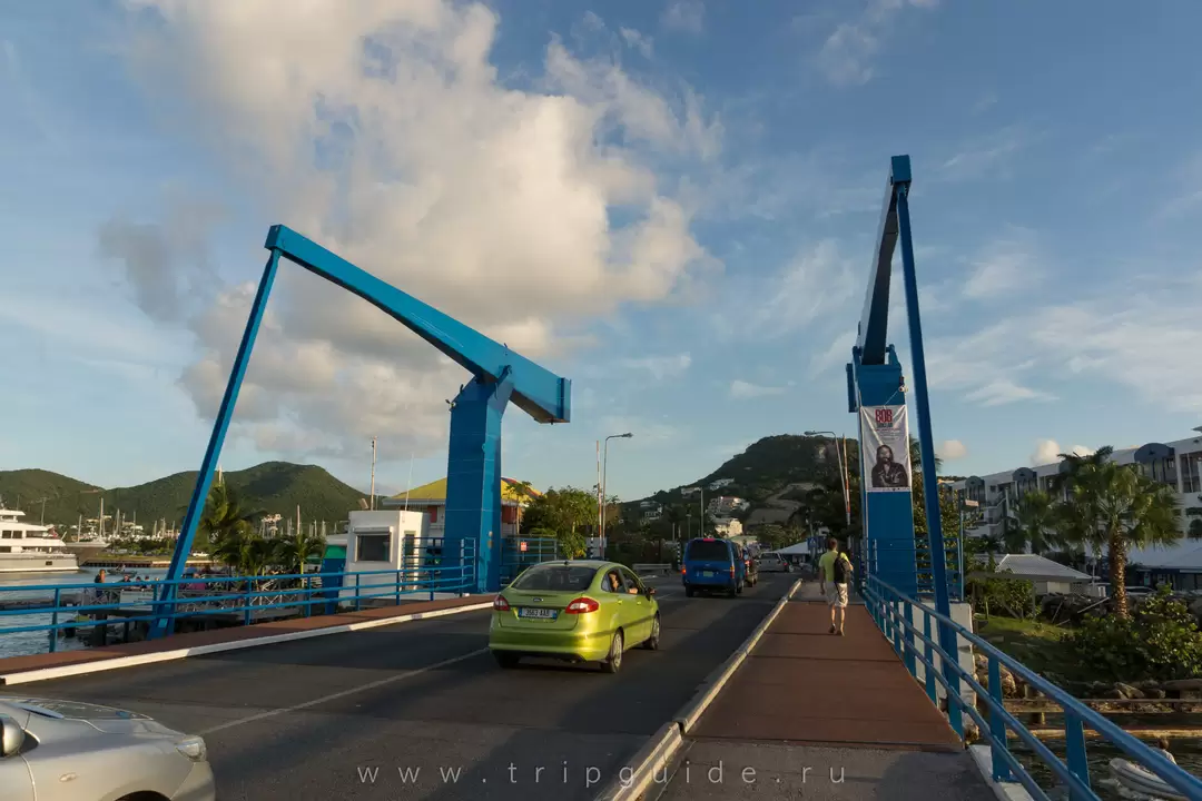 Simpson Bay Bridge / Мост в лагуну выполнен по типичной голландской технологии, разводится по расписанию, либо за 1000 долларов в любое время Simpson Bay Bridge / Мост в лагуну выполнен по типичной голландской технологии, разводится по расписанию, либо за 1000 долларов в любое время