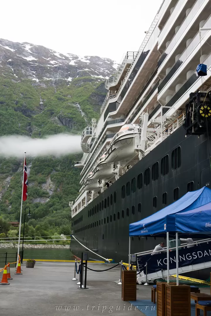 M/s «Konindsdam» in Eidfjord M/s «Konindsdam» in Eidfjord