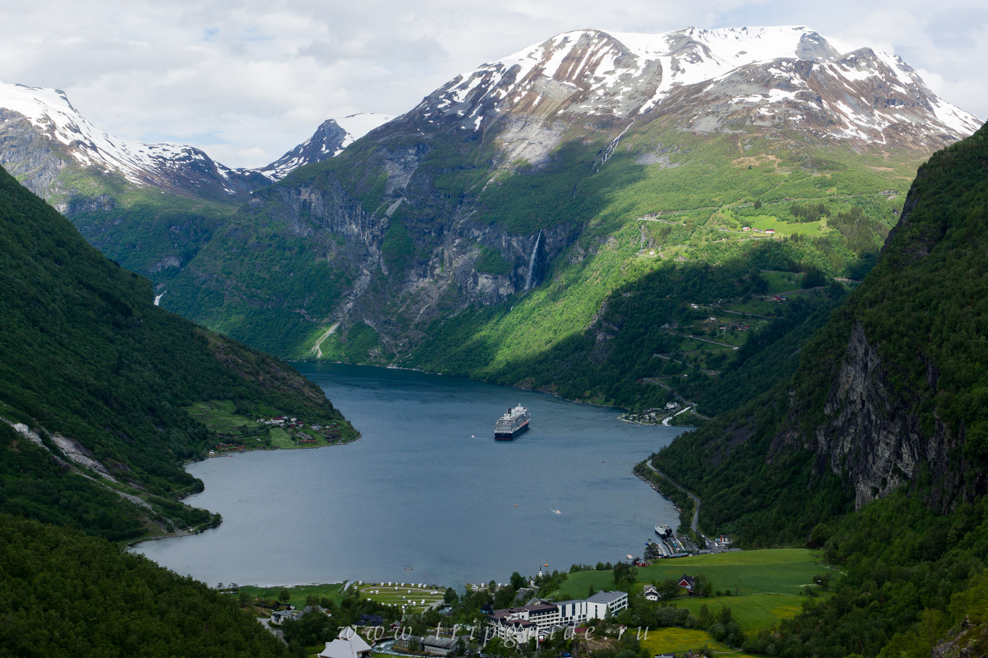 Какая страна имеет знаменитую природную достопримечательность фьорды. Далснибба Норвегия. Орлиная дорога Гейрангер Норвегия. Норвегия достопримечатель. Смотровые площадки Норвегии.