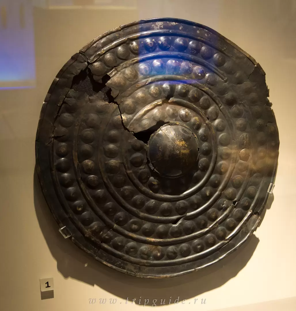 Бронзовый щит, 1200-900 г. до н.э. — кованые металлические щиты делали их владельцев более важными, но были малополезны в бою, вместо этого использовались крепкие кожаные и деревянные щиты Бронзовый щит, 1200-900 г. до н.э. — кованые металлические щиты делали их владельцев более важными, но были малополезны в бою, вместо этого использовались крепкие кожаные и деревянные щиты