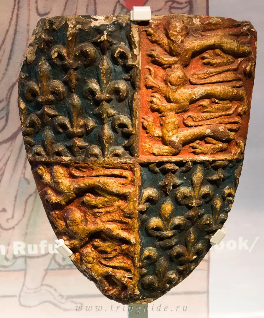 Королевский герб, конец 1300-х, каменный щит из Ратуши времён, когда Эдвард III предъявлял права на французский трон, поэтому герб включает лилии Бурбонов, а также трёх львов Англии Королевский герб, конец 1300-х, каменный щит из Ратуши времён, когда Эдвард III предъявлял права на французский трон, поэтому герб включает лилии Бурбонов, а также трёх львов Англии