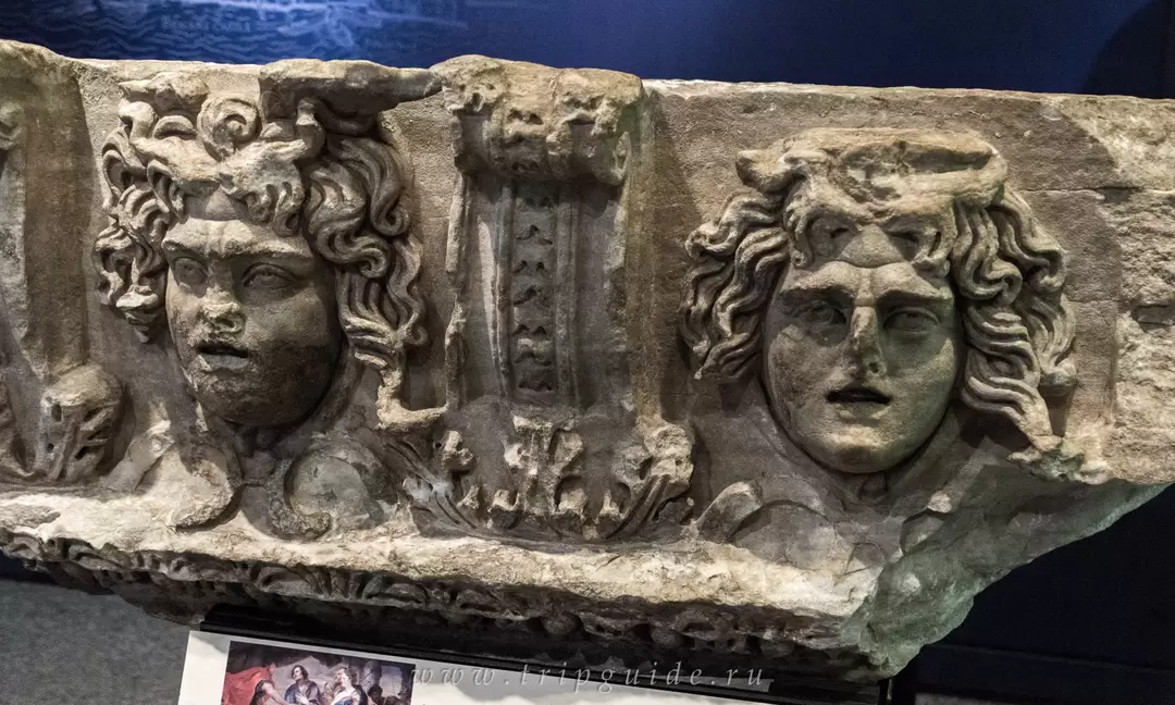 Мраморный фриз, 175-200 г. из Проконнессоса (Турция) выкопан на месте особняка собирателя искусства Томаса Ховарда на улице Стрэнд. Фриз был изображён на картине Ван Дейка «Великодушие Сципиона» Мраморный фриз, 175-200 г. из Проконнессоса (Турция) выкопан на месте особняка собирателя искусства Томаса Ховарда на улице Стрэнд. Фриз был изображён на картине Ван Дейка «Великодушие Сципиона»