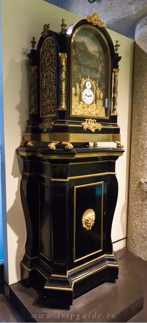 Музыкальные часы, около 1760, Джорж Пайк (George Pyke) были оснащены органом, который мог играть 10 мелодий, расписной циферблат с движущимися частями Музыкальные часы, около 1760, Джорж Пайк (George Pyke) были оснащены органом, который мог играть 10 мелодий, расписной циферблат с движущимися частями