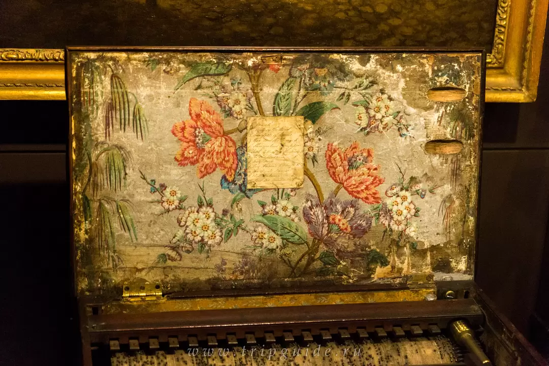 Бочкообразный орган, около 1800, Джозеф Белуди (Joseph Beloudi), оснащена тремя наборами труб, громкость контролировалась ползунками с бока ящика Бочкообразный орган, около 1800, Джозеф Белуди (Joseph Beloudi), оснащена тремя наборами труб, громкость контролировалась ползунками с бока ящика