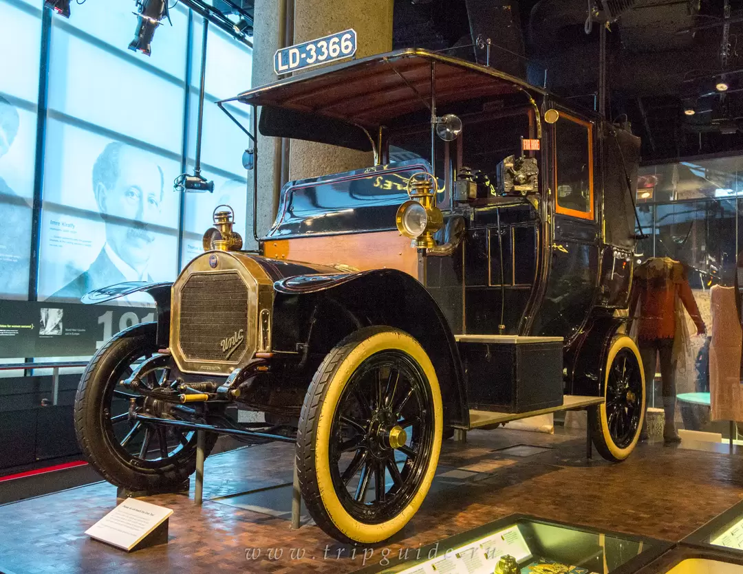 Шасси было сделано во Франции; кузов добавлен в Лондон. Он, 1908 г. — одно из первых в Лондоне такси — по сравнению с гужевым такси они были более чистыми, шумными и быстрыми, и опасными для пешеходов Шасси было сделано во Франции; кузов добавлен в Лондон. Он, 1908 г. — одно из первых в Лондоне такси — по сравнению с гужевым такси они были более чистыми, шумными и быстрыми, и опасными для пешеходов