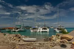 Стоянка частных яхт на острове Ла-Диг
