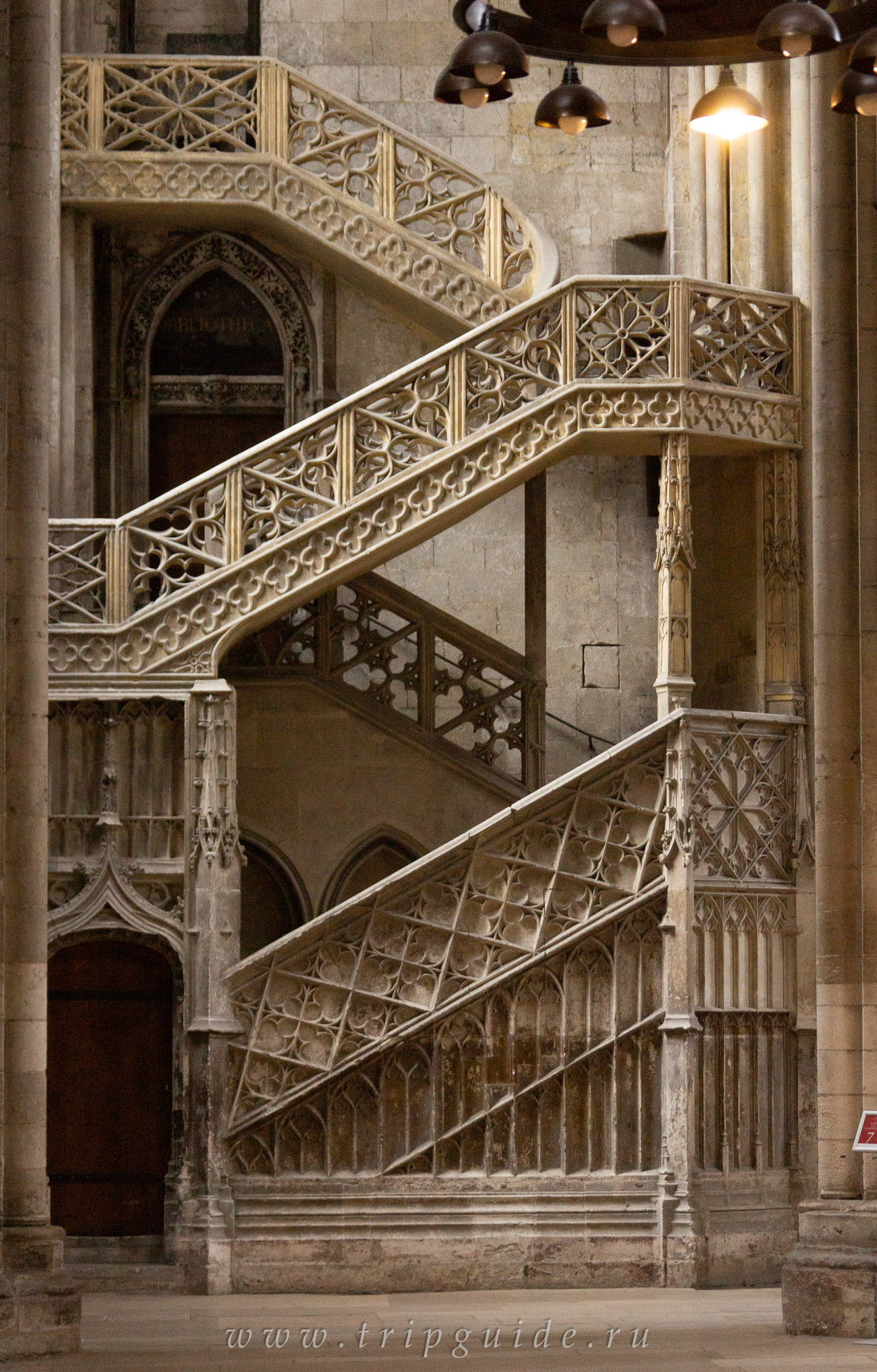 Old architecture. Лестница в готическом стиле. Лестница архитектура. Старинная лестница. Архитектура Эстетика.