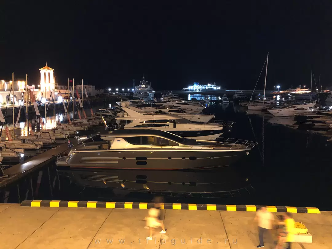 Вид на частные яхты из ресторана «Чайка» в здании Морского вокзала Сочи Вид на частные яхты из ресторана «Чайка» в здании Морского вокзала Сочи