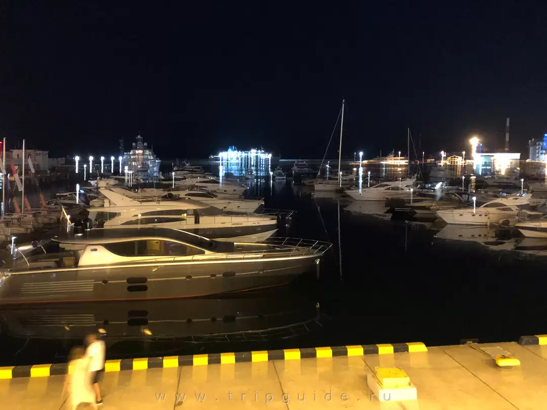 Вид на частные яхты из ресторана «Чайка» в здании Морского вокзала Сочи Вид на частные яхты из ресторана «Чайка» в здании Морского вокзала Сочи