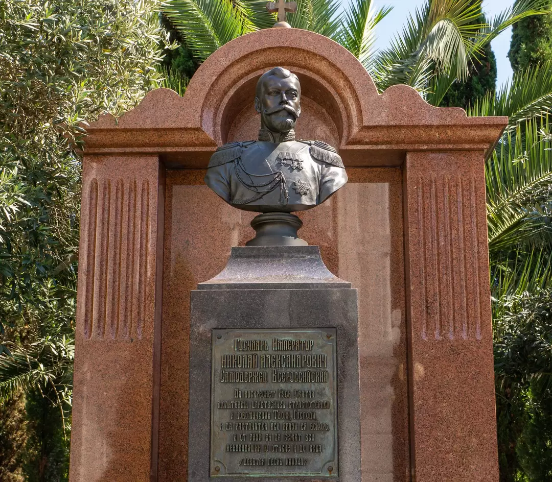 Памятник Николаю II на территории храма Архангела Михаила в Сочи Памятник Николаю II на территории храма Архангела Михаила в Сочи