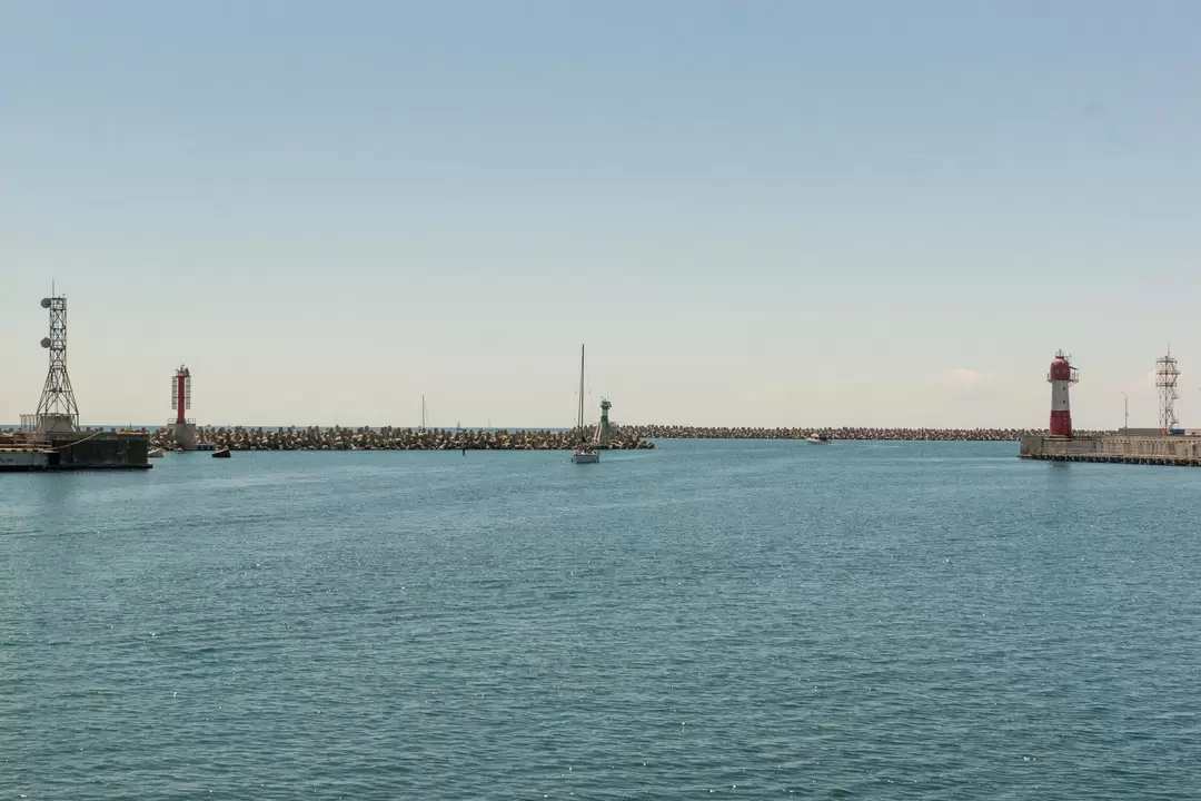 Морской вокзал Сочи, выход в море огорожен волноломами Морской вокзал Сочи, выход в море огорожен волноломами
