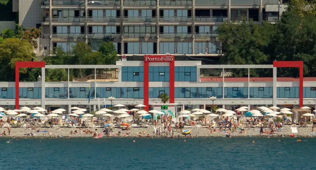 Отель «Портофино» («PortoFino») в Сочи и пляж отелей «Меркюр» и «Пуллман» Отель «Портофино» («PortoFino») в Сочи и пляж отелей «Меркюр» и «Пуллман»