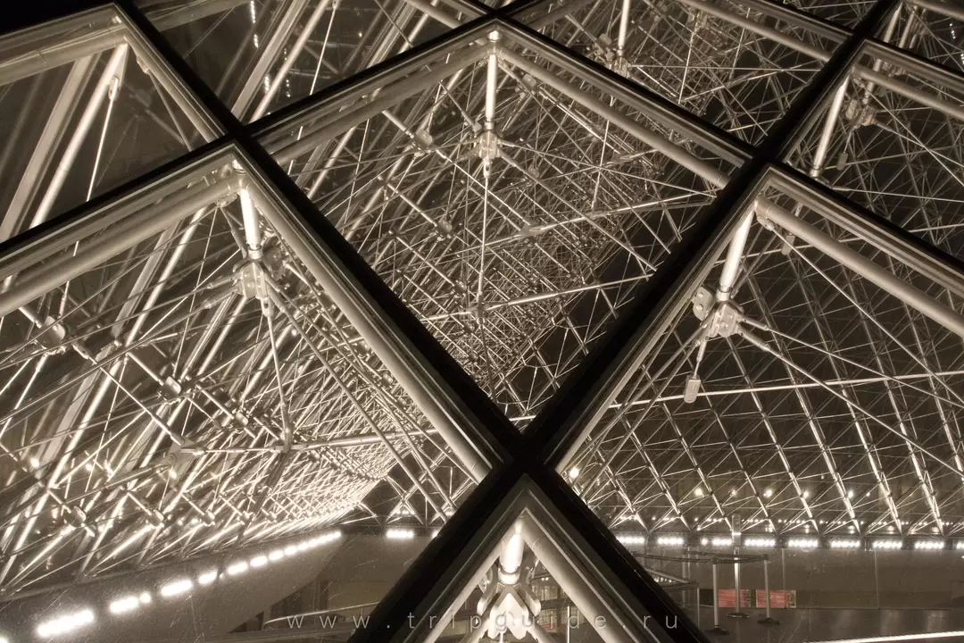 Пирамида Лувра (Pyramide du Louvre)