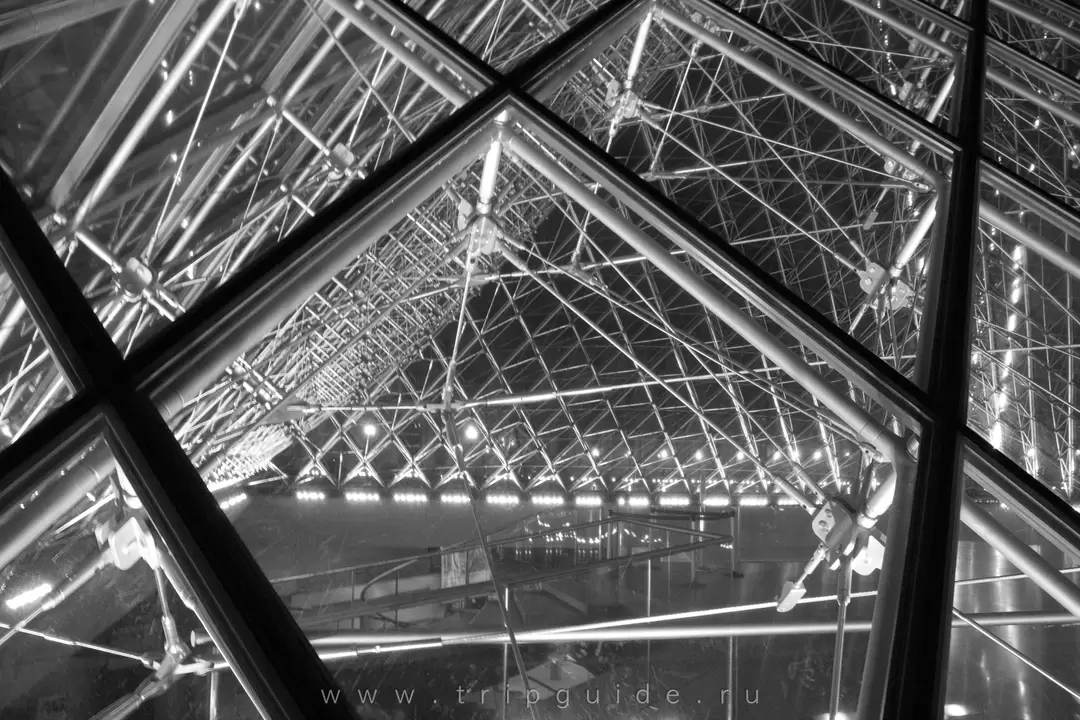 Пирамида Лувра (Pyramide du Louvre)
