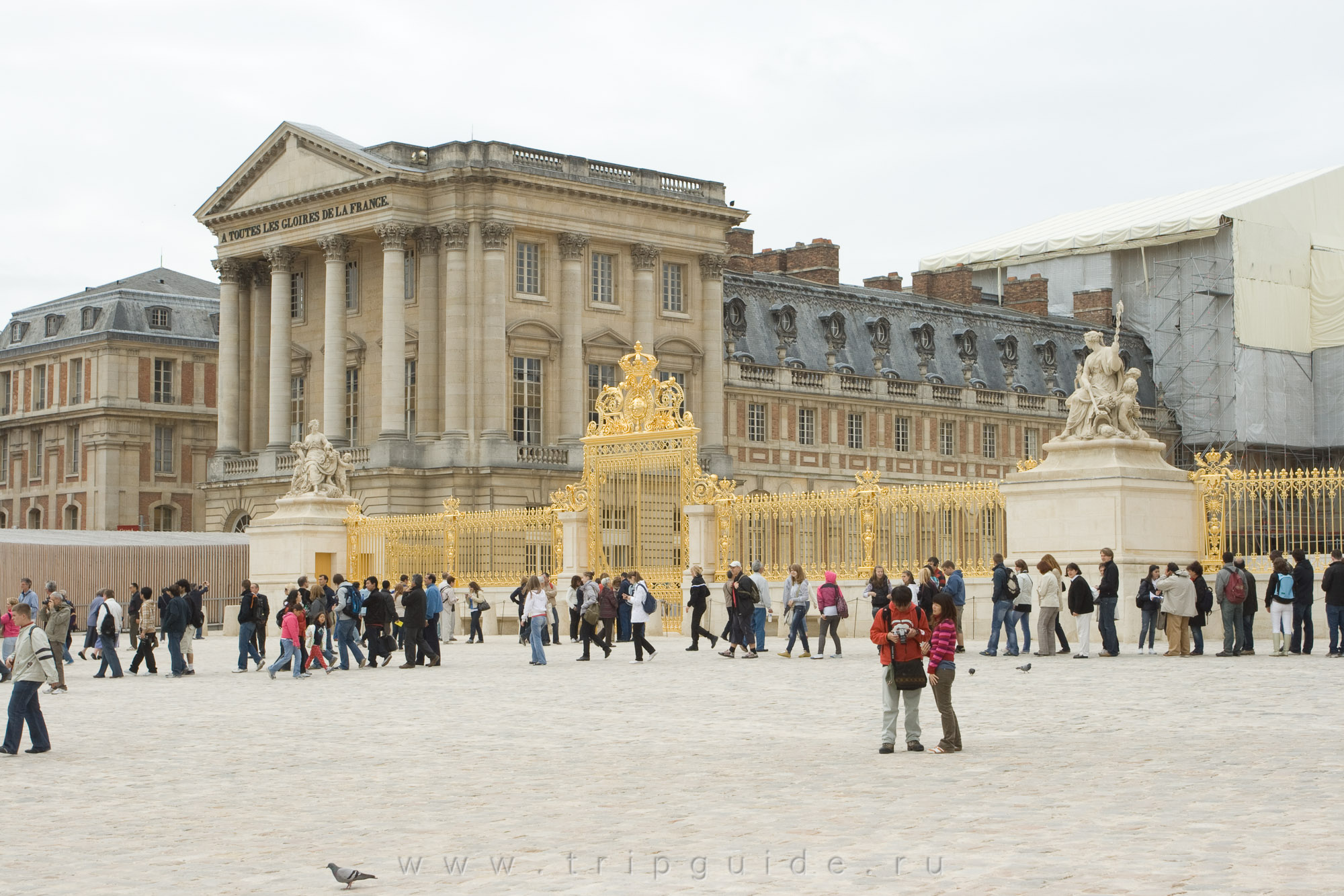 Версаль первый. Версальский дворец площадь армии. Площадь армии Версаль. Версаль Париж. Версальский дворец сейчас.