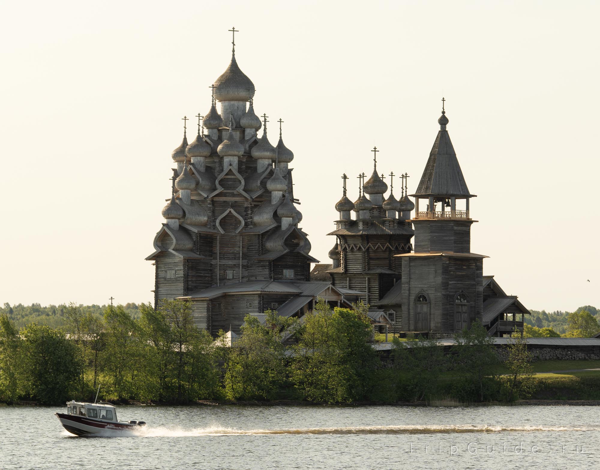 Кижи и моторная лодка Кижи и моторная лодка