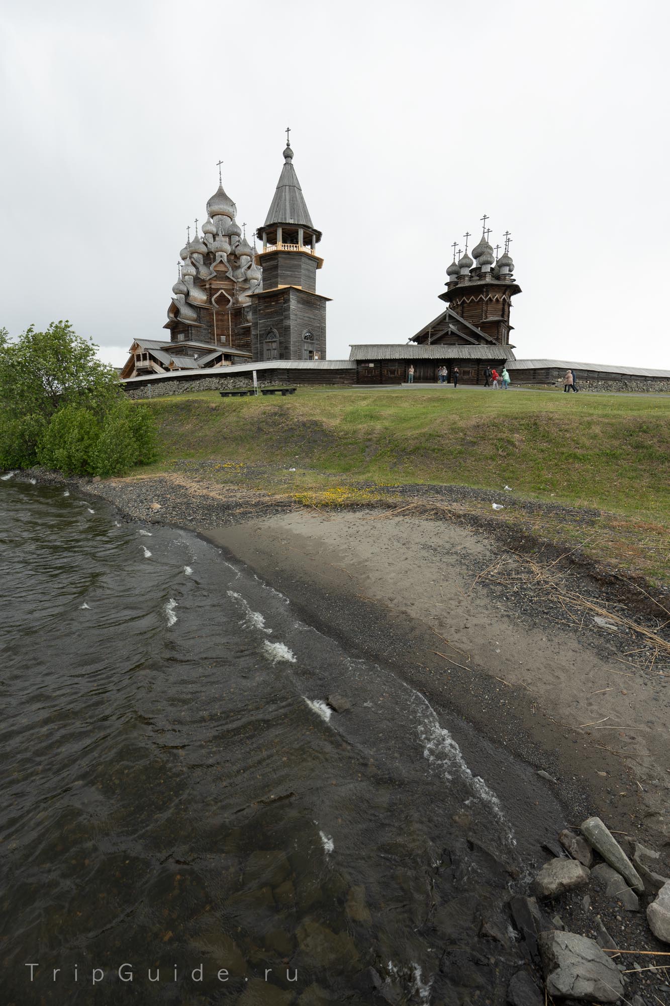 Прибой Онежского озера и ансамбль на острове Кижи Прибой Онежского озера и ансамбль на острове Кижи