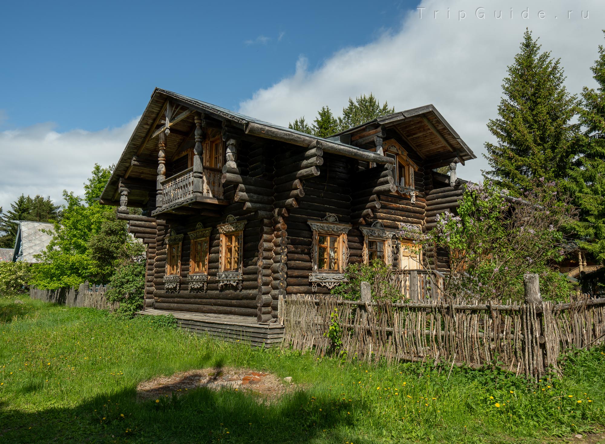Резной дом (сдается в аренду) в деревне Мандроги Резной дом (сдается в аренду) в деревне Мандроги