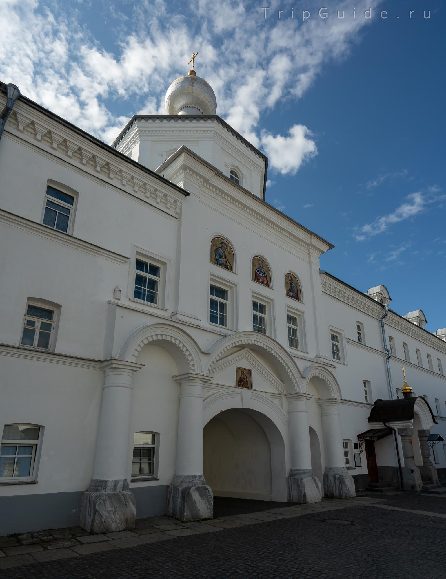 Спасские ворота и Надвратный храм святых Петра и Павла на Валааме Спасские ворота и Надвратный храм святых Петра и Павла на Валааме