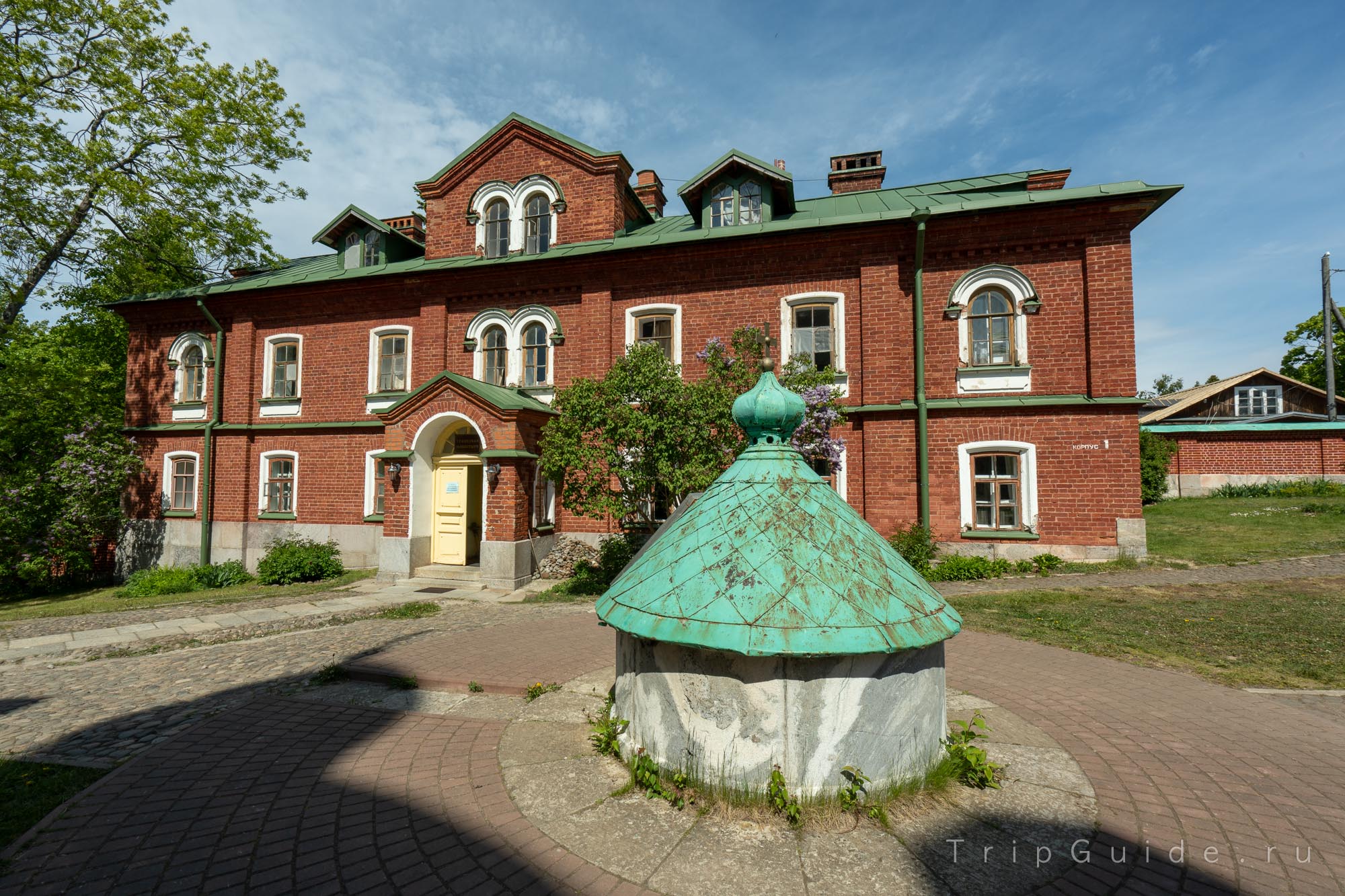 Воскресенский скит, колодец и трапезная Воскресенский скит, колодец и трапезная