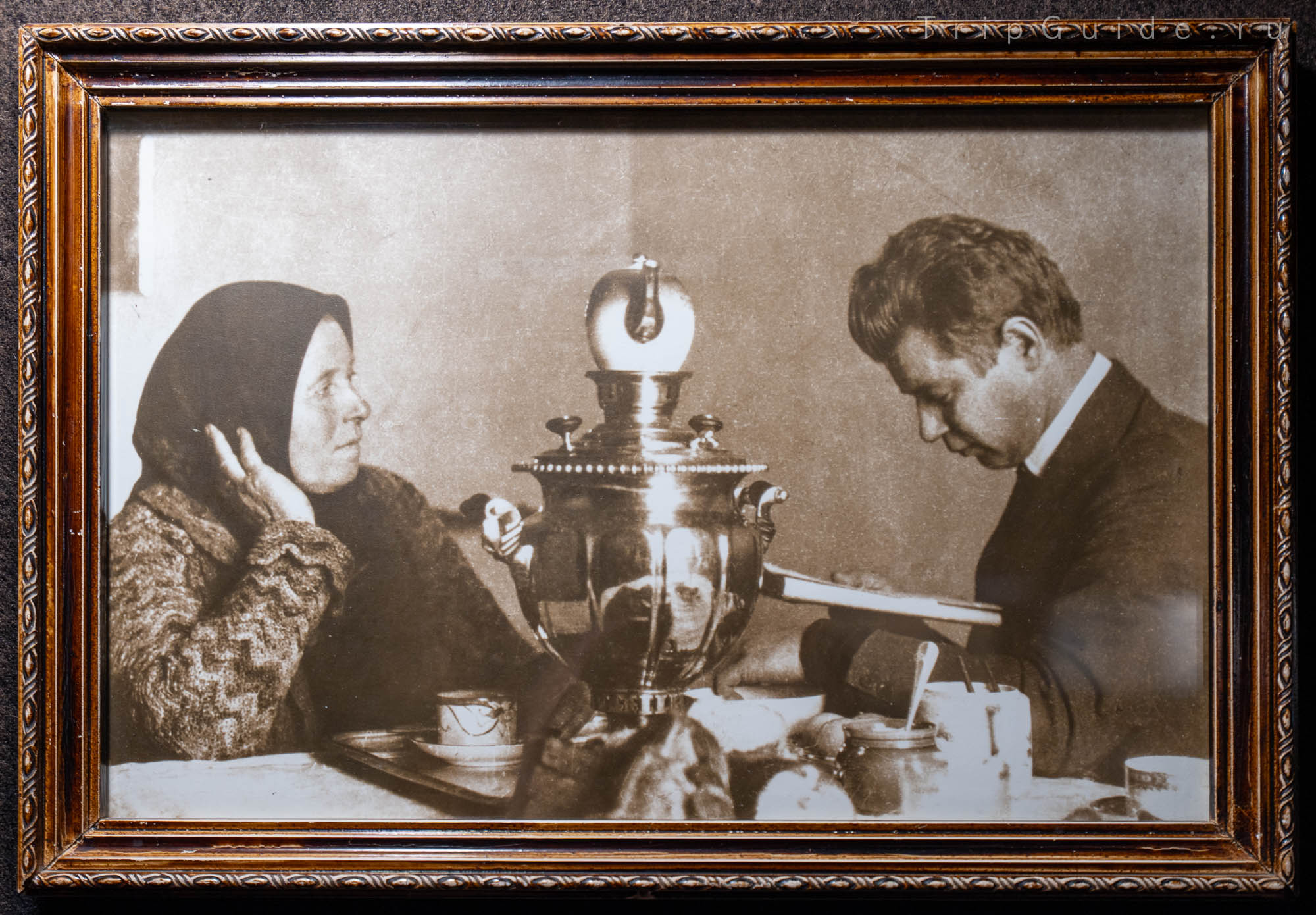 Фотография Есенин с матерью, 1925 год