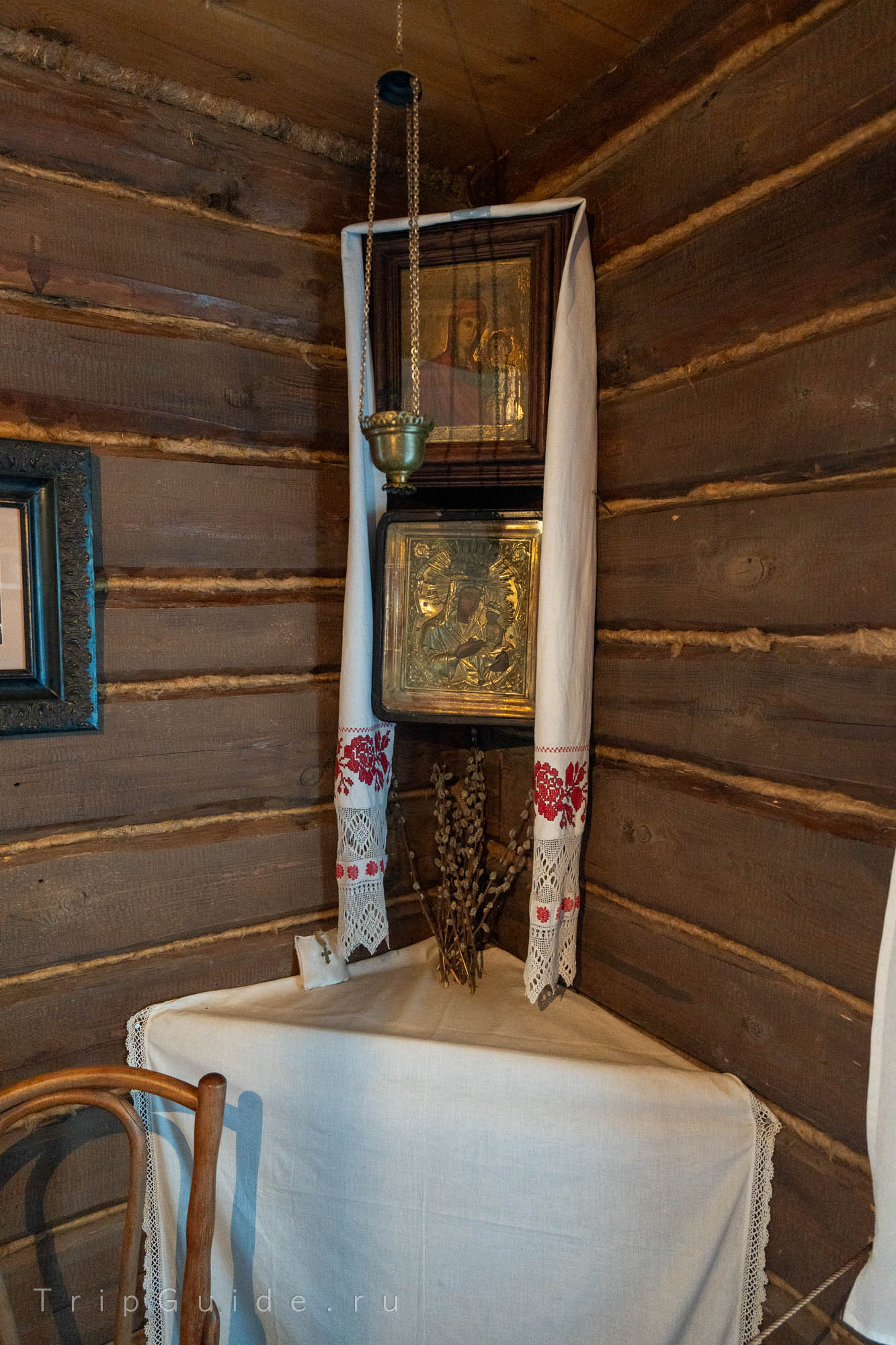 Красный угол с иконами в доме в Константиново