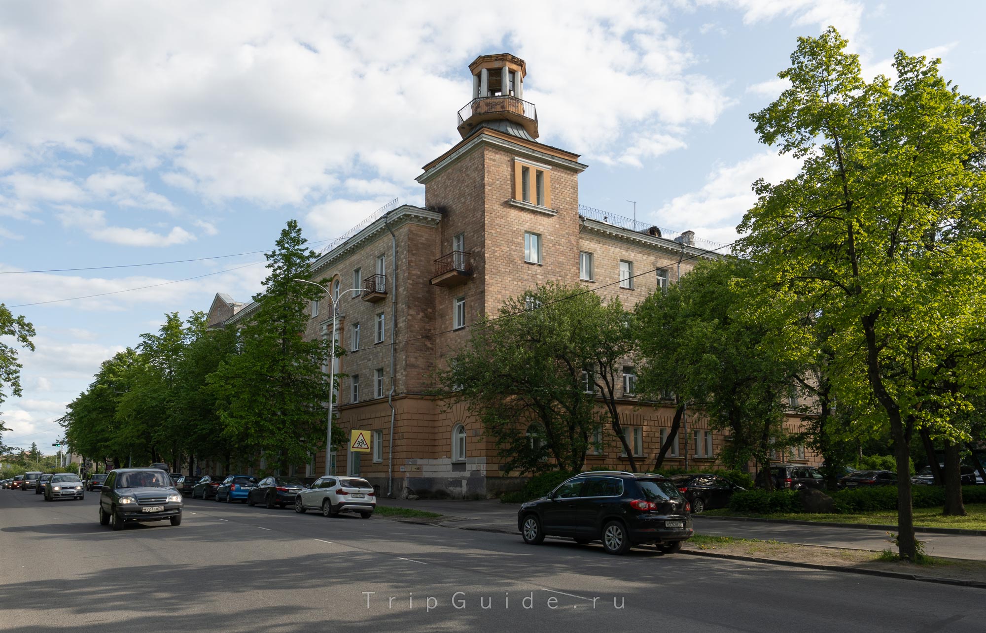 Дом с башенкой на улице Пушкинской в Петрозаводске Дом с башенкой на улице Пушкинской в Петрозаводске