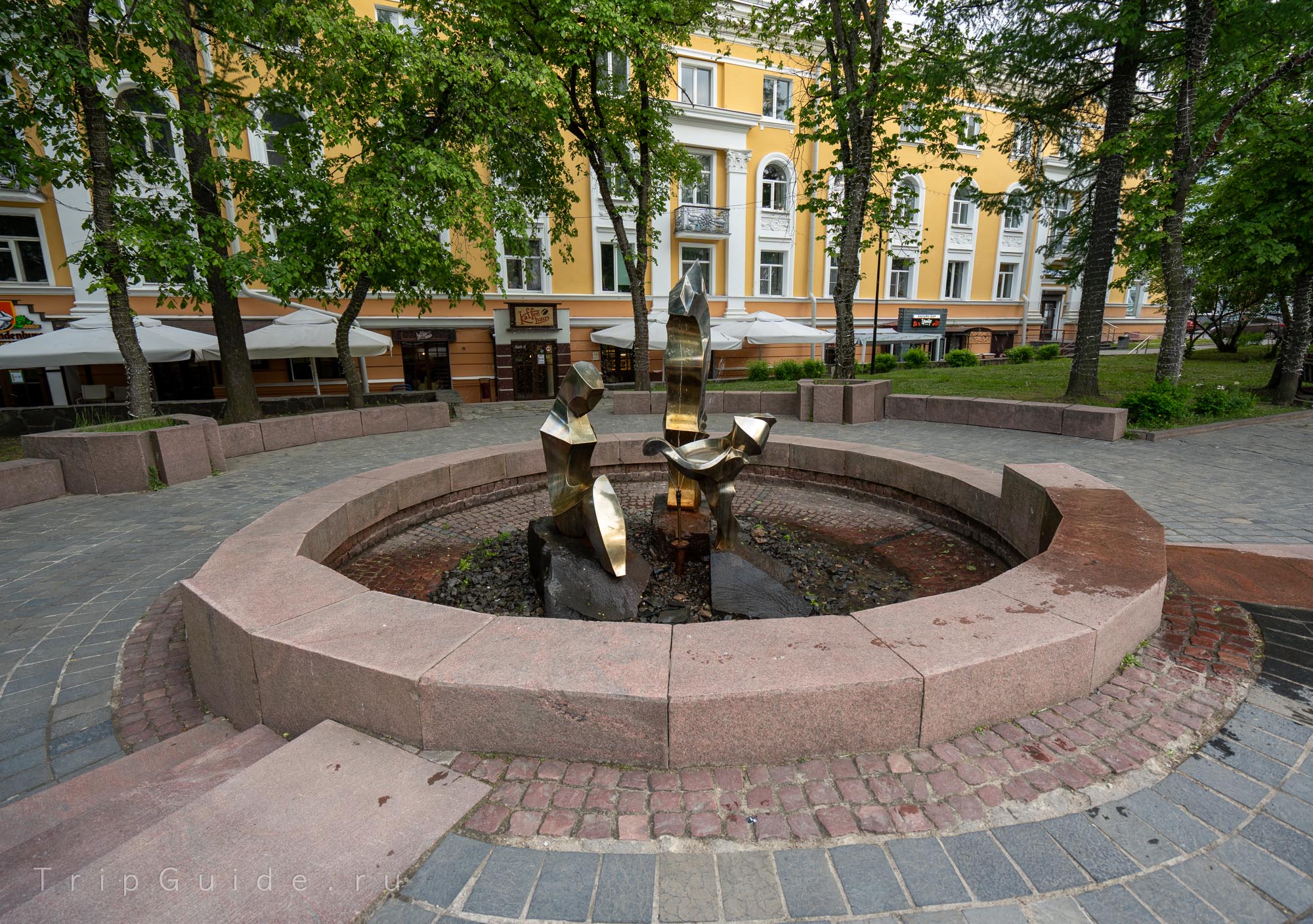 Фонтан «Солдат, женщина и ребёнок» в Центральном сквере на проспекте Ленина в Петрозаводске Фонтан «Солдат, женщина и ребёнок» в Центральном сквере на проспекте Ленина в Петрозаводске