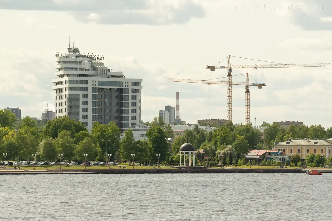 Гостиница Космос и набережная Петрозаводска