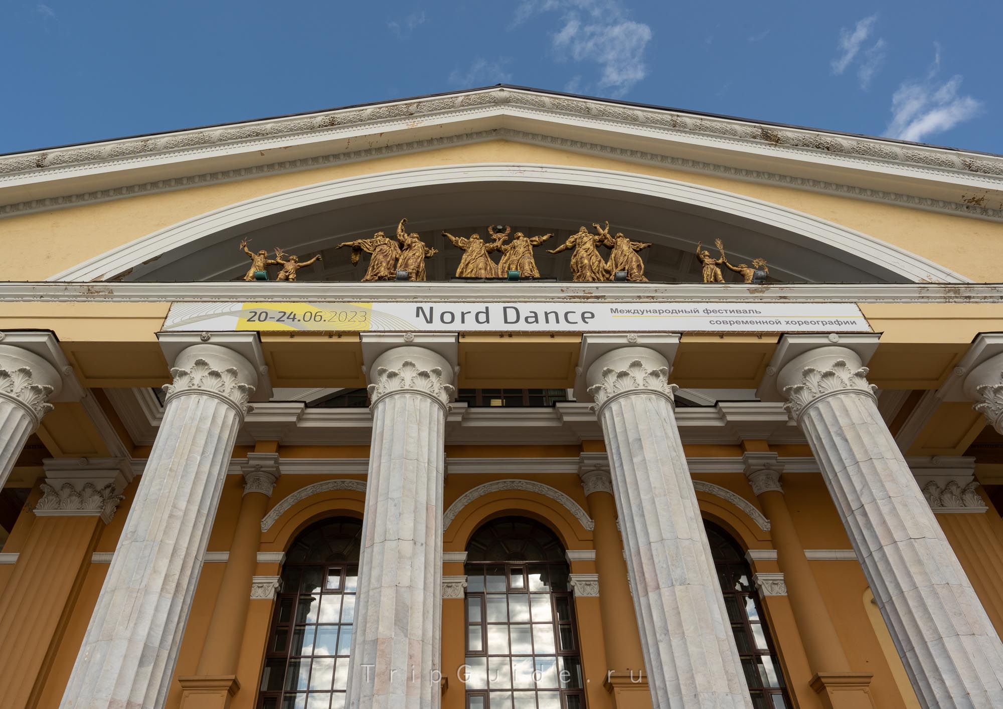 Колонны и фасад Музыкального театра Петрозаводска Колонны и фасад Музыкального театра Петрозаводска