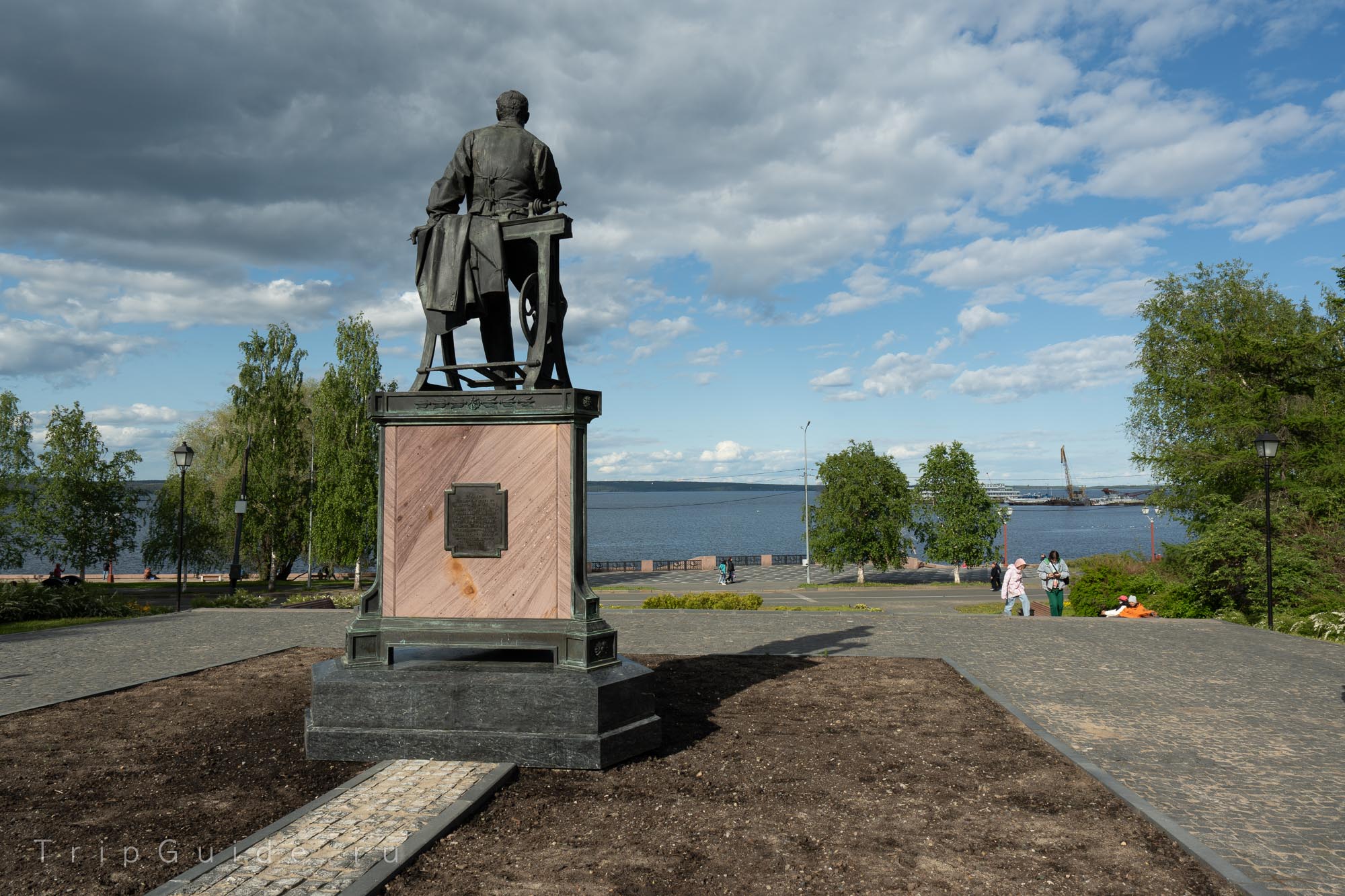 Памятник и вид на Онежское озеро в Петрозаводске Памятник и вид на Онежское озеро в Петрозаводске
