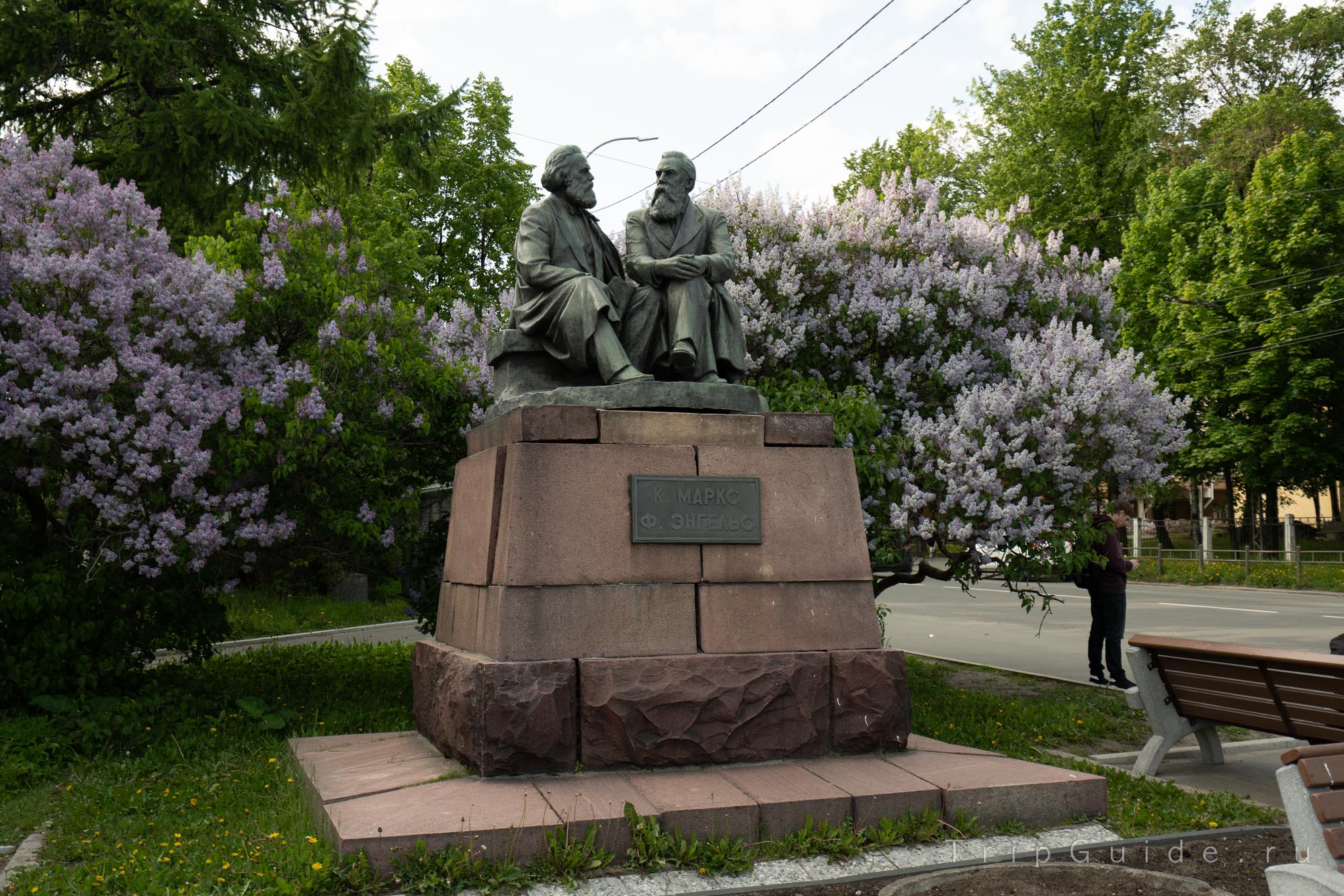 Памятник Карлу Марксу и Фридриху Энгельсу в Петрозаводске Памятник Карлу Марксу и Фридриху Энгельсу в Петрозаводске