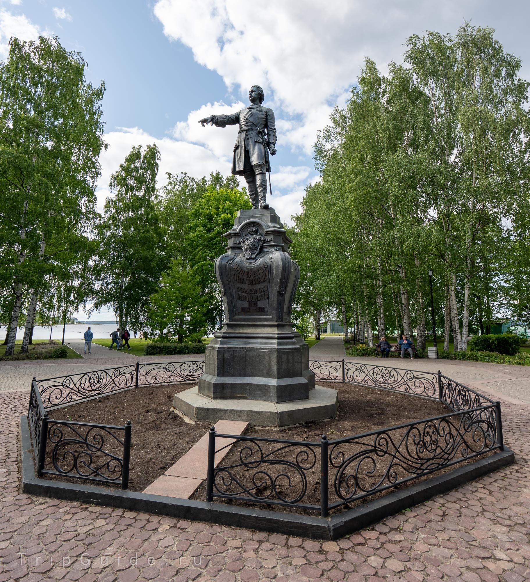 Памятник Петру Великому в Петрозаводске Памятник Петру Великому в Петрозаводске