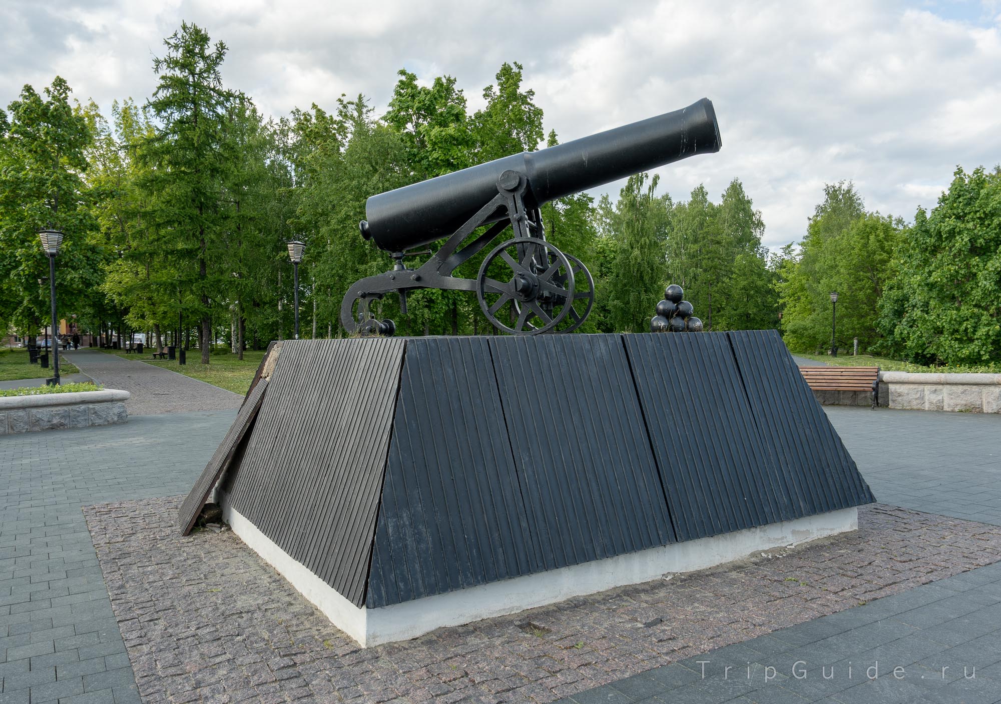 Пушка отливки 1852 года в Александровском сквере Петрозаводска Пушка отливки 1852 года в Александровском сквере Петрозаводска