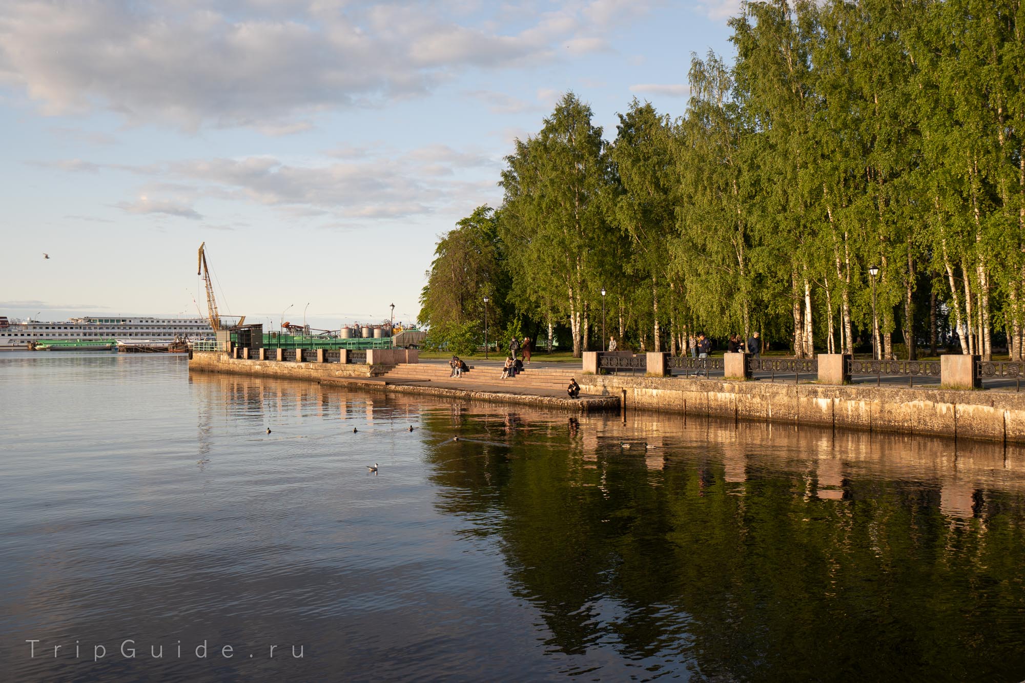 Спуск к воде у Петровского сквера в Петрозаводске Спуск к воде у Петровского сквера в Петрозаводске