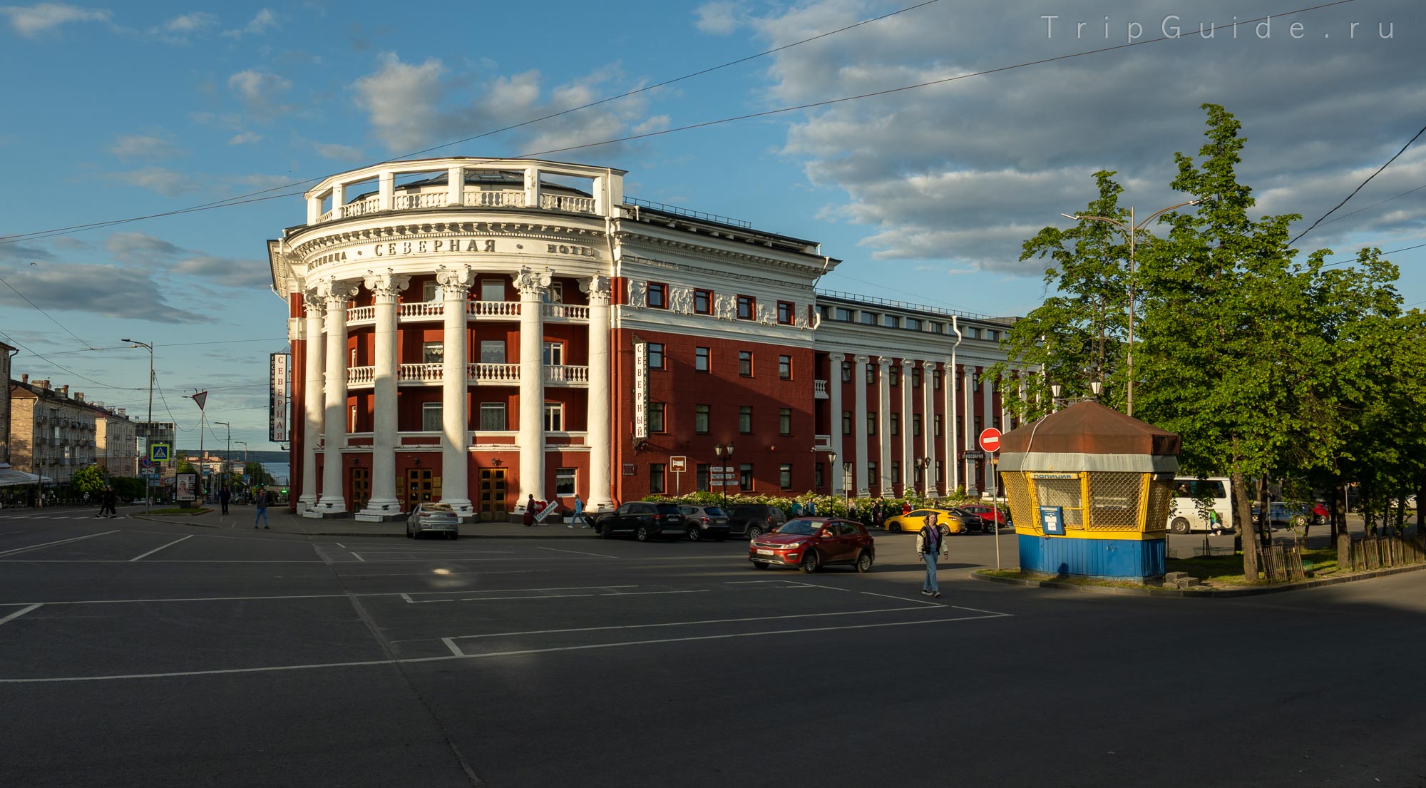 Въезжая площадь и здание гостиницы «Северная» в Петрозаводске Въезжая площадь и здание гостиницы «Северная» в Петрозаводске