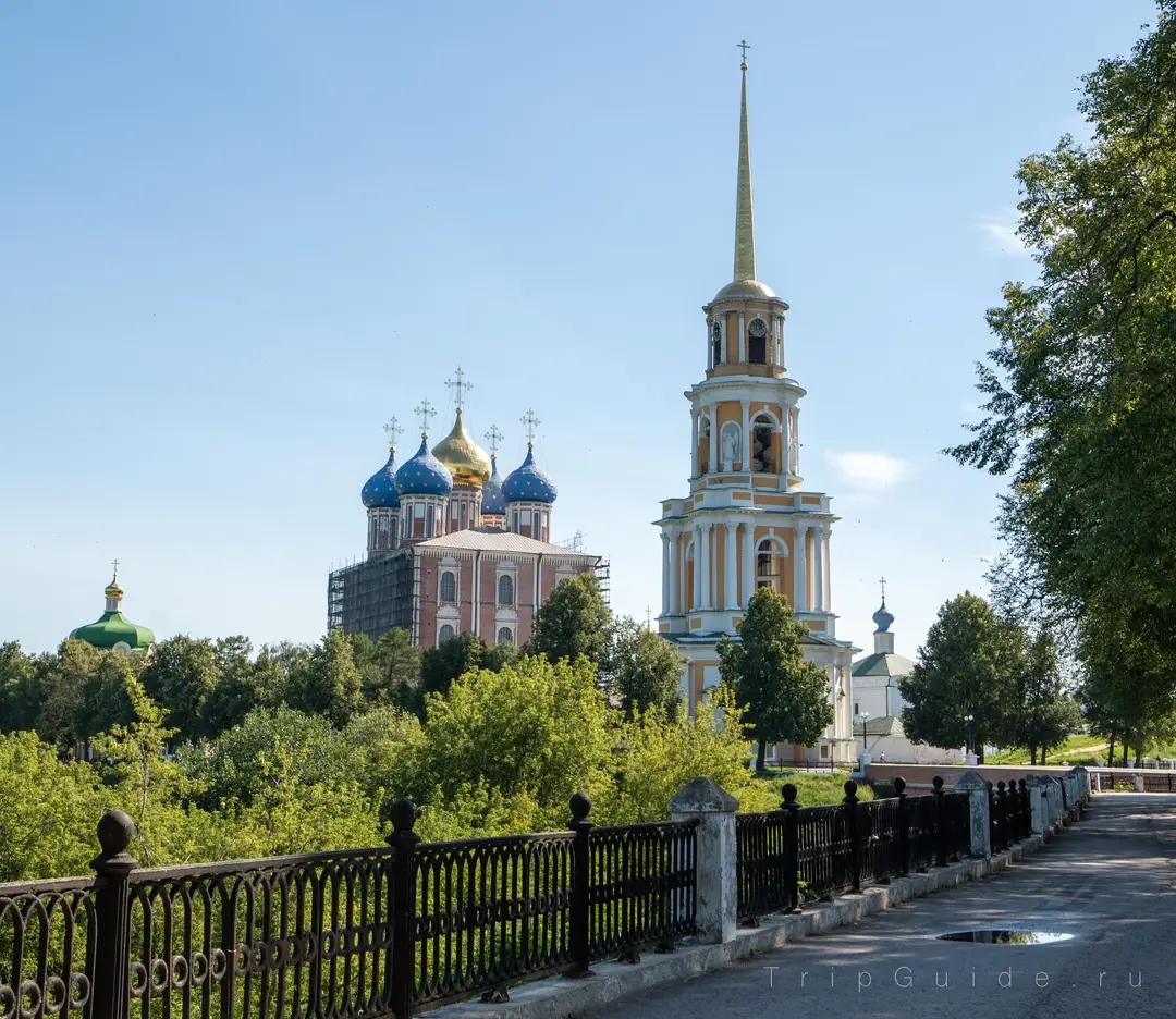 Достопримечательности Рязани: Успенский собор, колокольня и набережная реки Трубеж Достопримечательности Рязани: Успенский собор, колокольня и набережная реки Трубеж