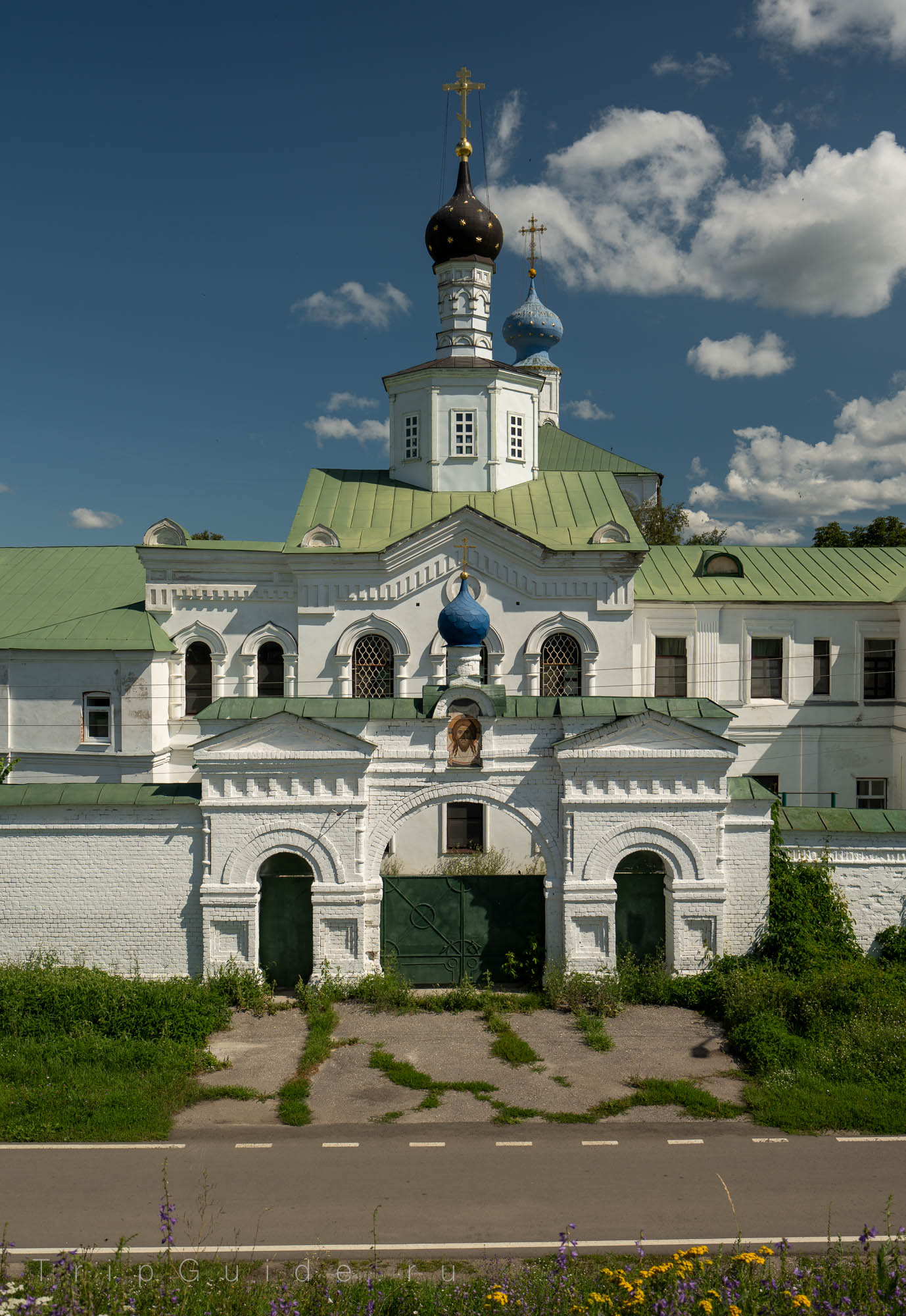 Южные ворота и церковь Иоанна Богослова Спасского монастыря