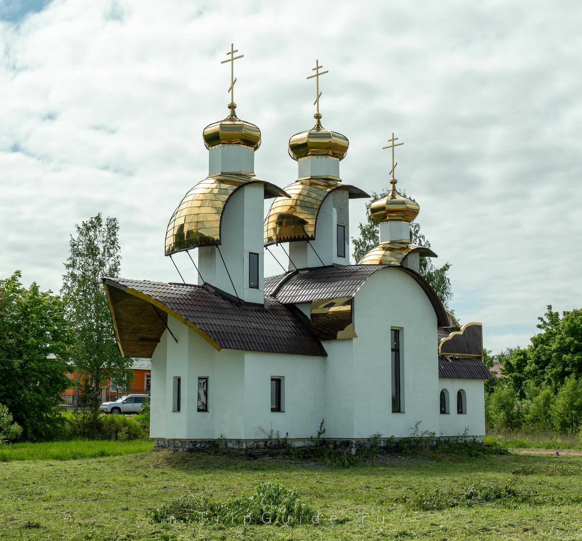 Церковь Николая Чудотворца в Лодейном Поле у причала туристических кораблей