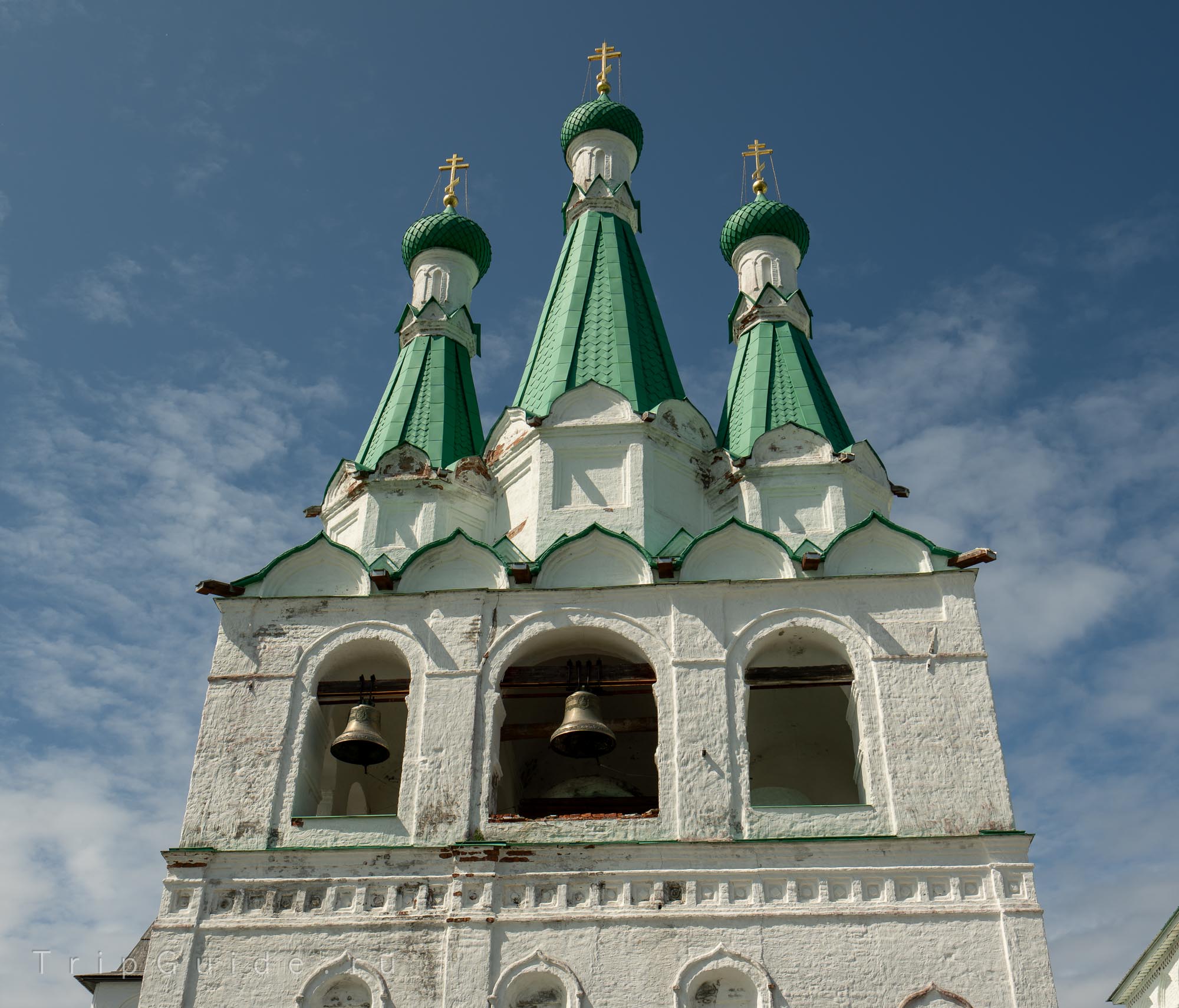Колокольня с тремя главками в Александро-Свирском монастыре Колокольня с тремя главками в Александро-Свирском монастыре