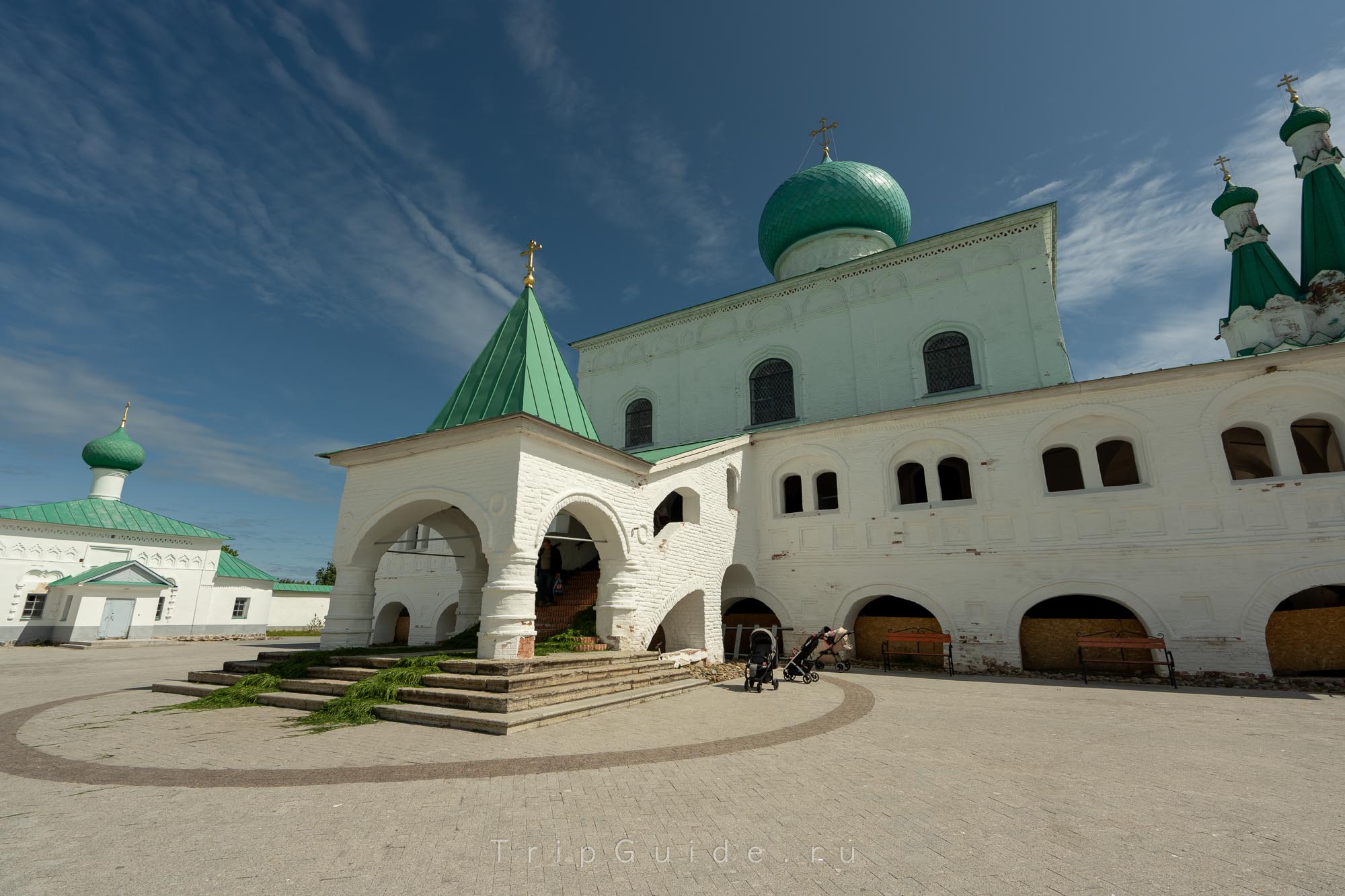 Крыльцо Троицкого собора, Александро-Свирский монастырь Крыльцо Троицкого собора, Александро-Свирский монастырь