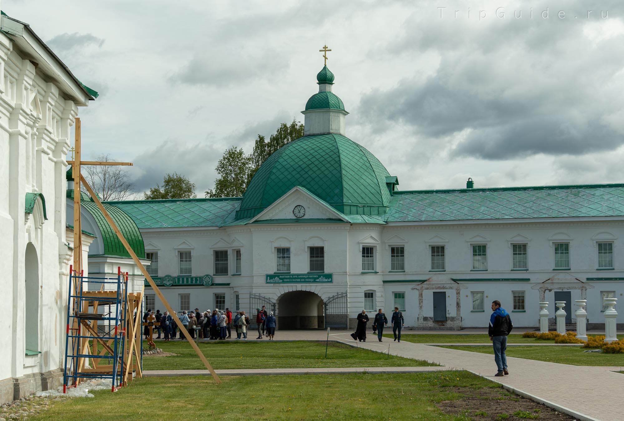 Надвратная церковь Николая Чудотворца в Александро-Свирском монастыре Надвратная церковь Николая Чудотворца в Александро-Свирском монастыре