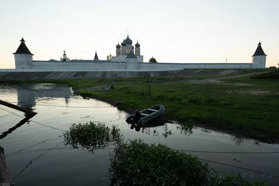 Макариев монастырь вечером, фото