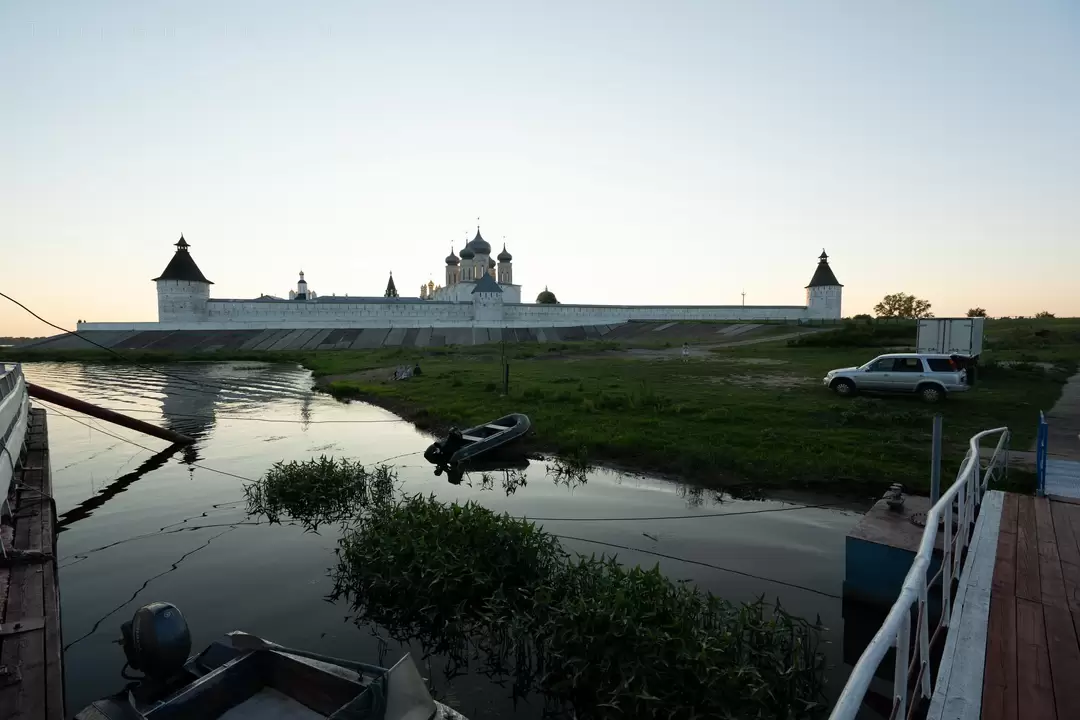 Макариев монастырь вечером, фото от причала