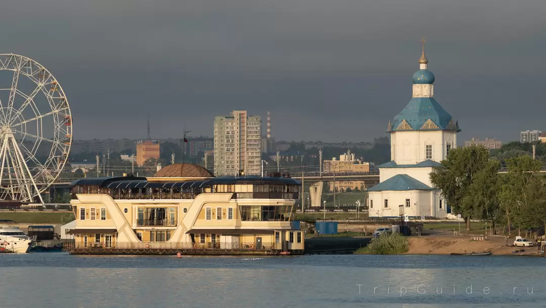 Ресторан «Роланд» и Успенская церковь Ресторан «Роланд» и Успенская церковь